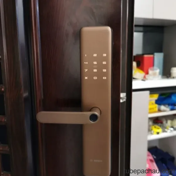 Khóa cửa điện tử Bosch ID 40PK màu đồng